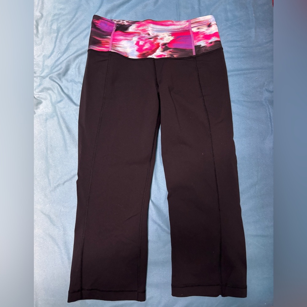 LULULEMON BLACK GROOVE CROP PANT W/MULTICOLOR WAISTBAND